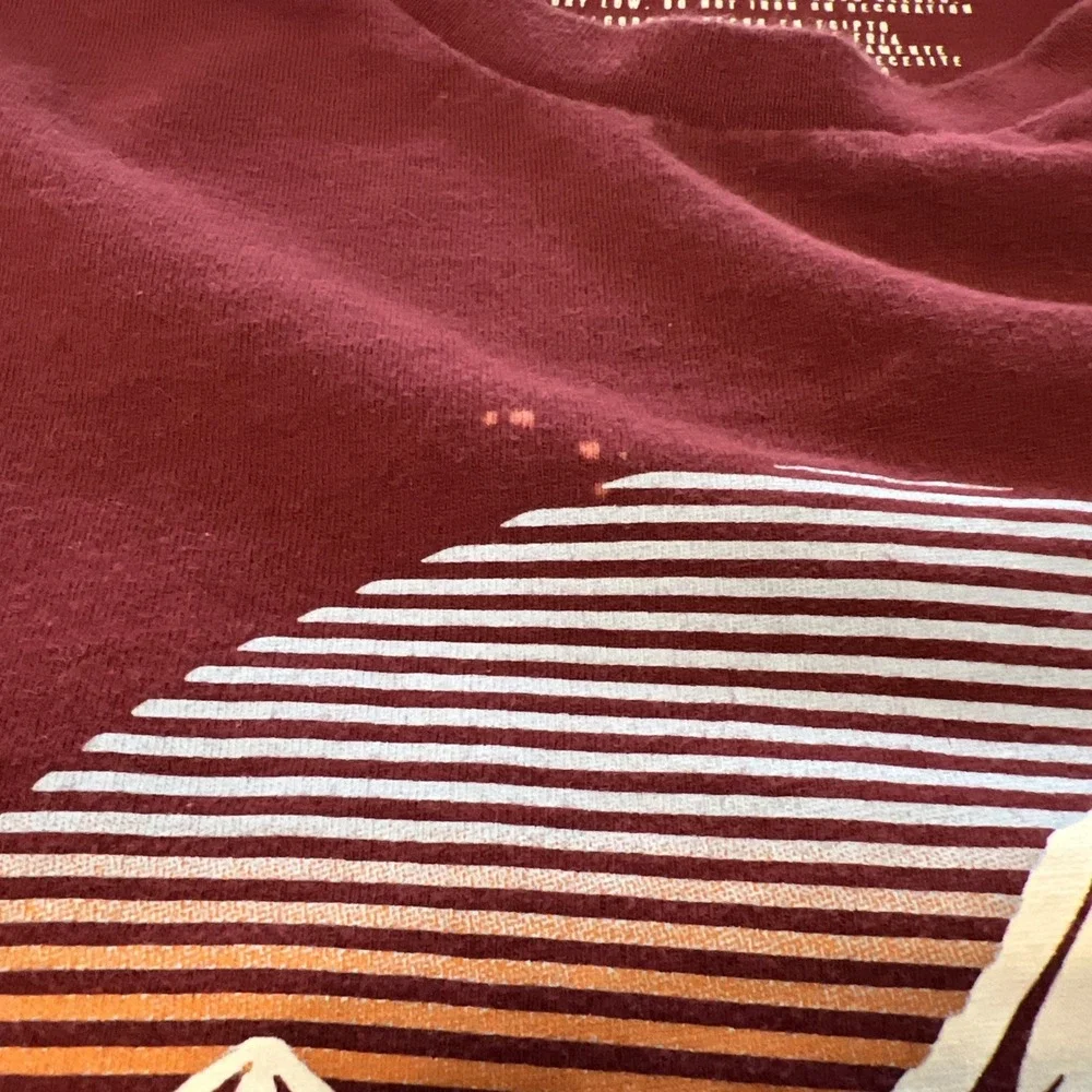 Levi's Men's 2XL‎ Burgundy Short Sleeve Crew Neck Graphic Tee Mountains
